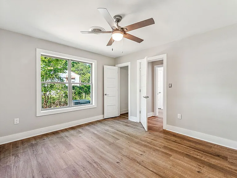 302 W Collins St — Photo 27