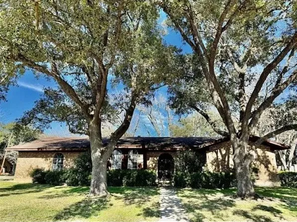 1001 Carroll Dr, Yoakum, TX 77995