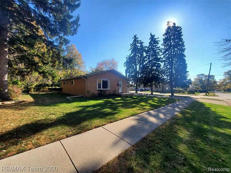 4565 Universal St — Photo 2