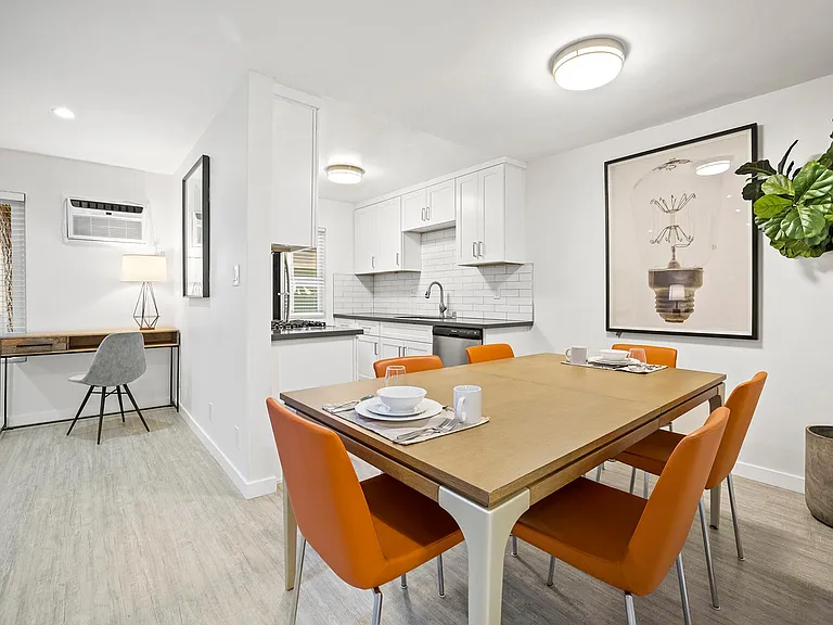 Kling Trio Apartments — Photo 23