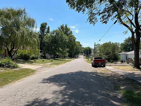 5th image of 211 Birkett St