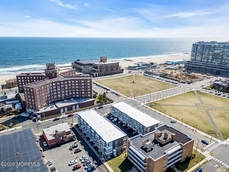 1403 N Kingsley St #210 — Photo 49