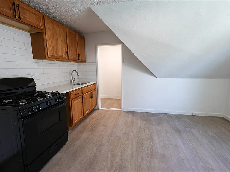 8 Colonial Ave #3 — Photo 3