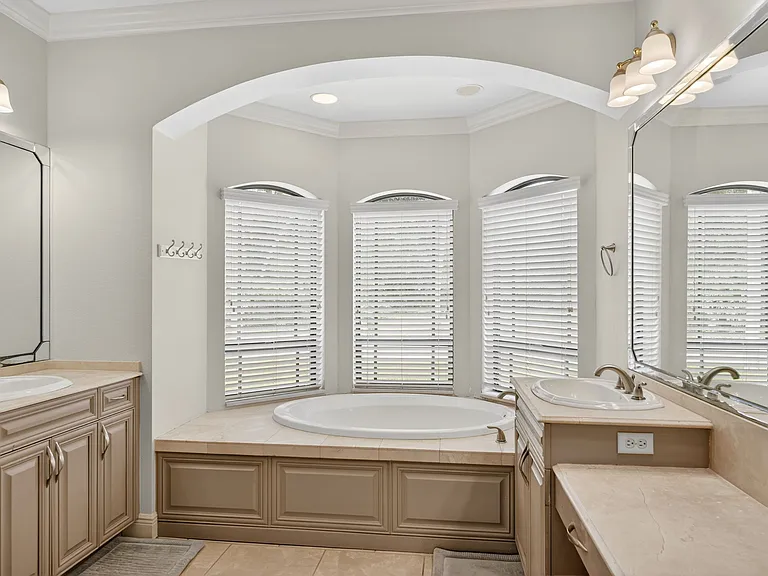207 Kindred Blvd — Photo 14