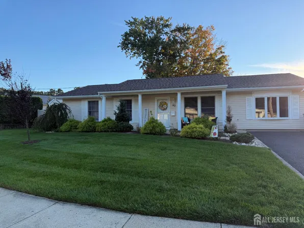 82 Forest Park Ter, Monroe Township, NJ 08831