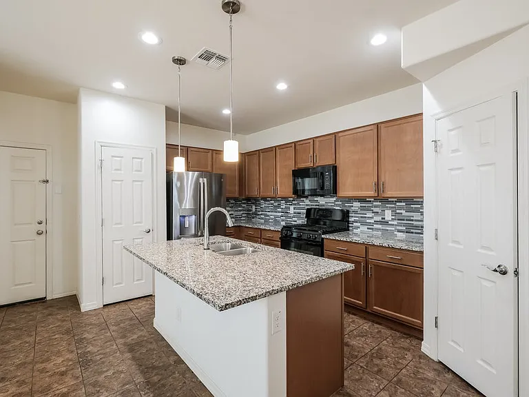 3815 S 58th Ln — Photo 8