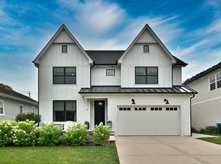 662 S Parkside Ave, Elmhurst, IL 60126