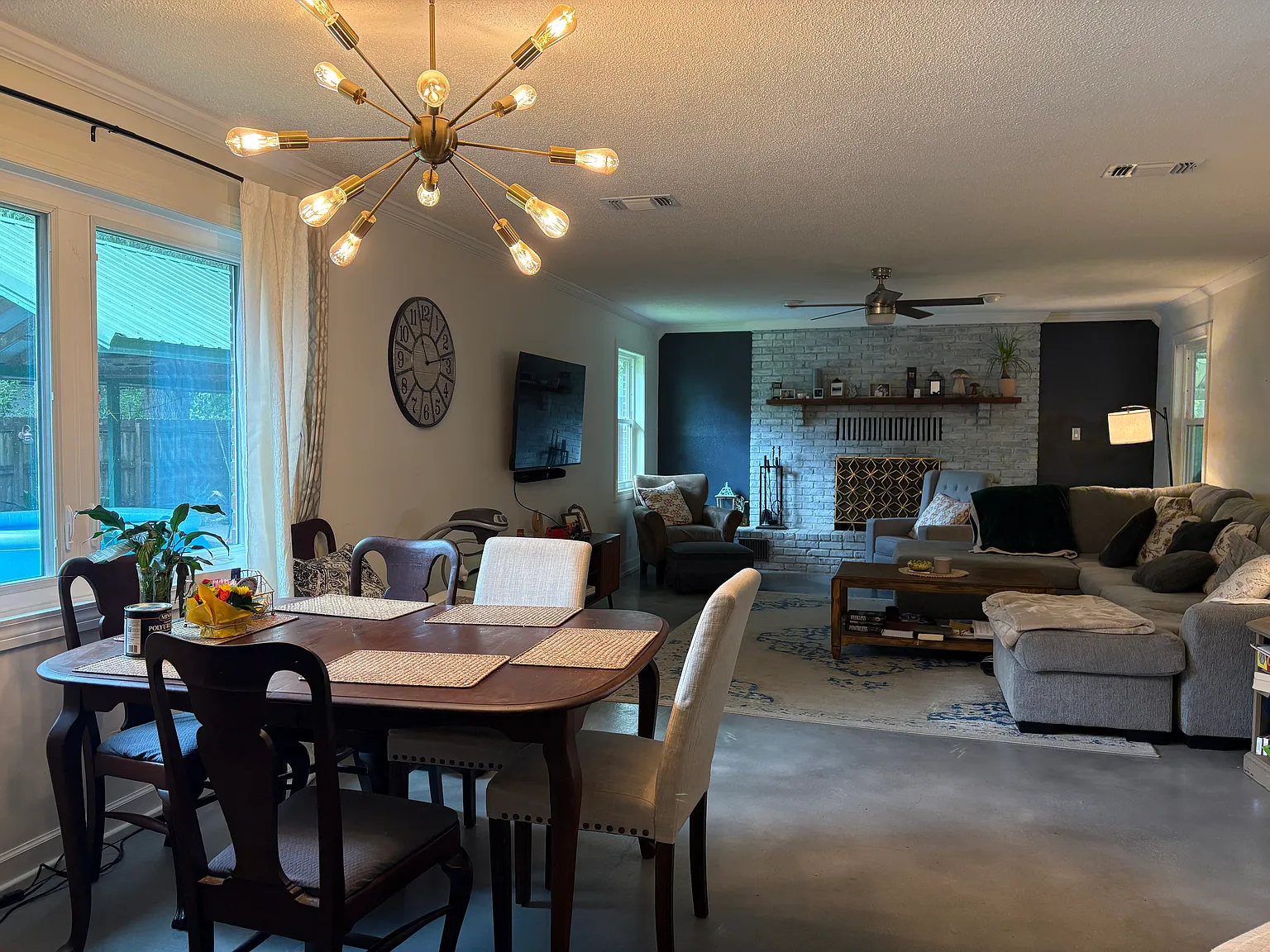 4 bed, 2.5 bath, 1956 sqft, $2,400 — Photo 4