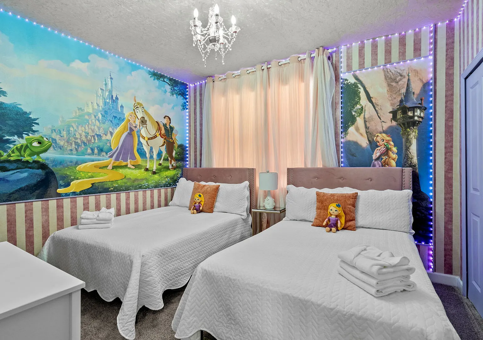 Luxury 5Bed Home with Pool and Game Room — Photo 2
