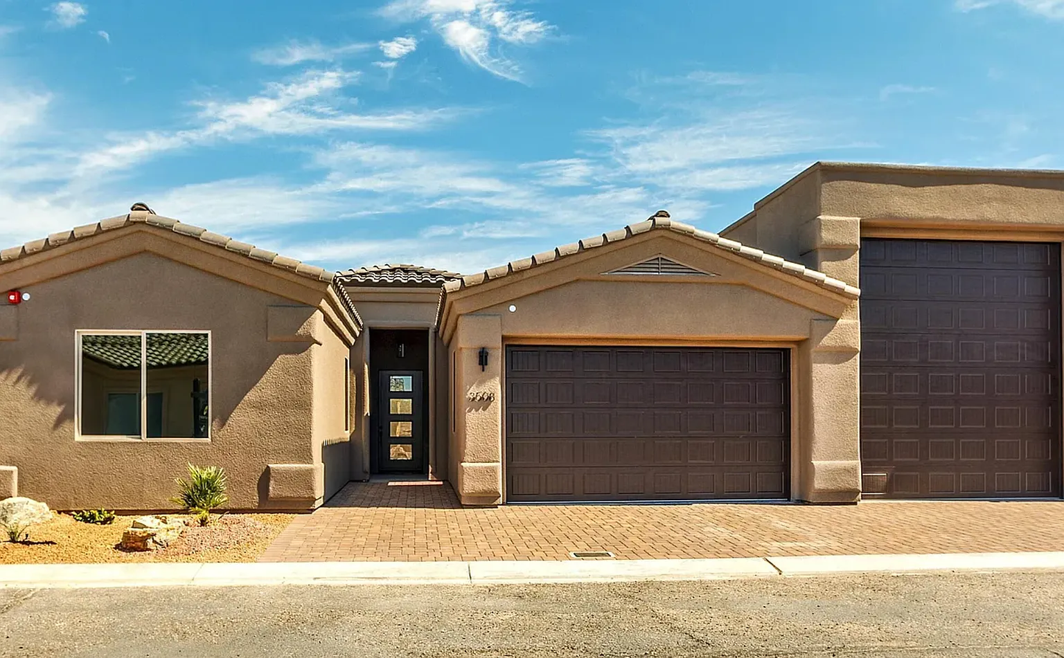 Furnished - Longterm - New build - RV garage - Community heated pool & spa — Photo 1