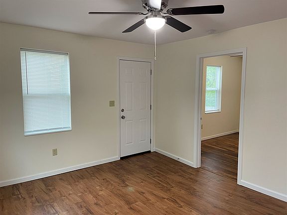 5th image of 900 S Hickory St