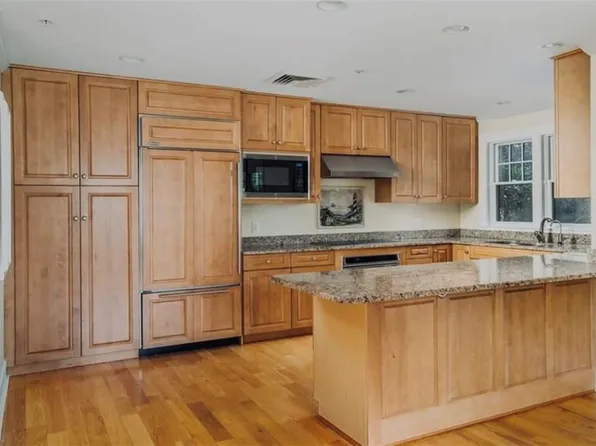 35 Knowles Ct Unit 102, Jamestown, RI 02835