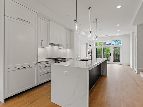 5th image of 1909 W Schiller St #2E