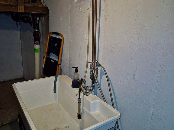 4th image of 29561 Rosemont St