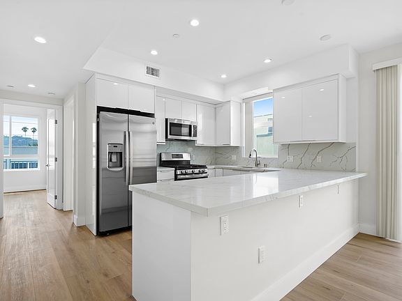 5th image of 11042 La Maida St #403