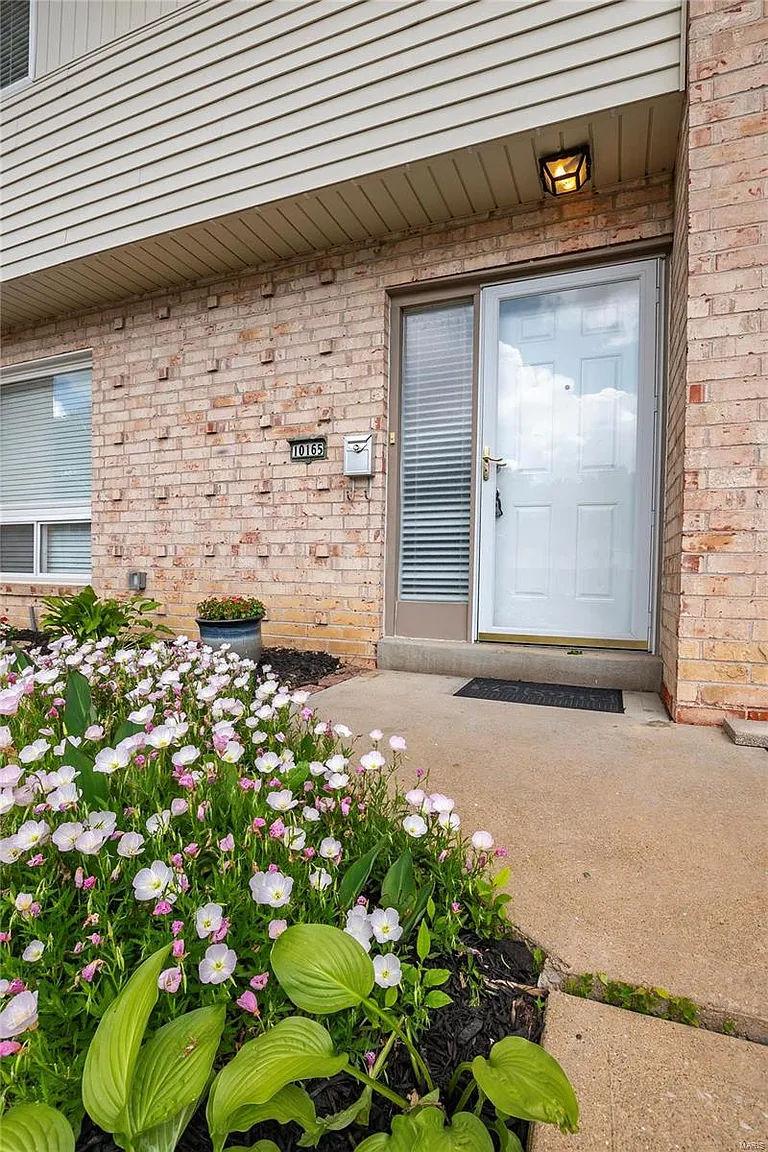 10165 Sakura Dr photo 1