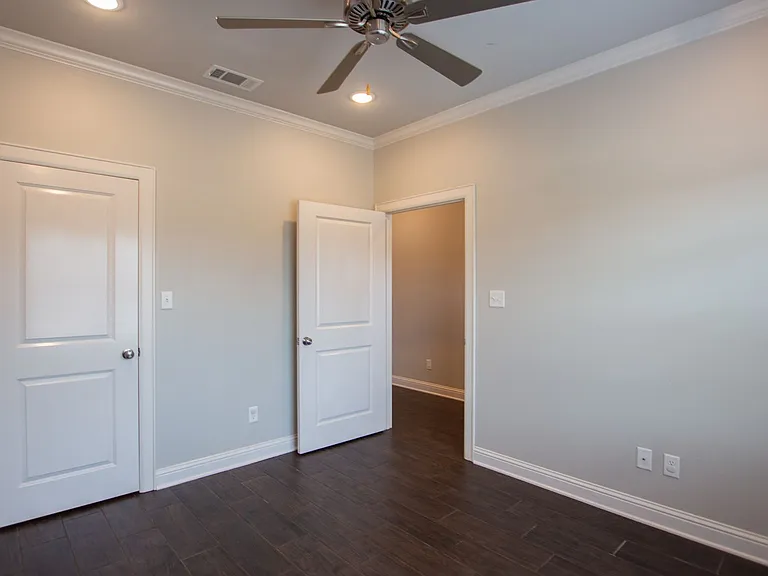 822 Lindsey Ln — Photo 13