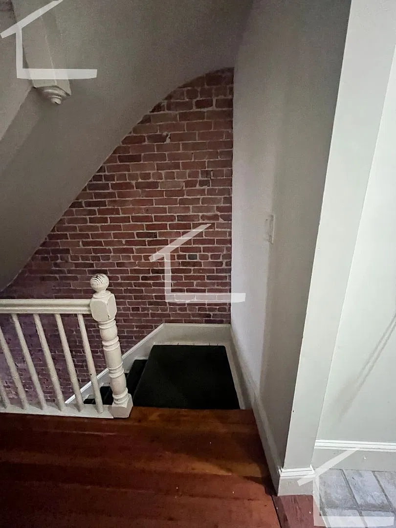 Spacious 6-Bedroom In Mission Hill | 3 Bathrooms + In-Unit Laundry — Photo 4
