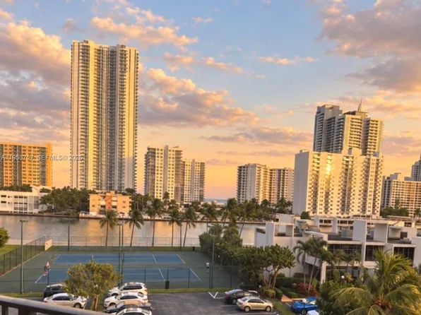 1000 Parkview Dr APT 528, Hallandale, FL 33009