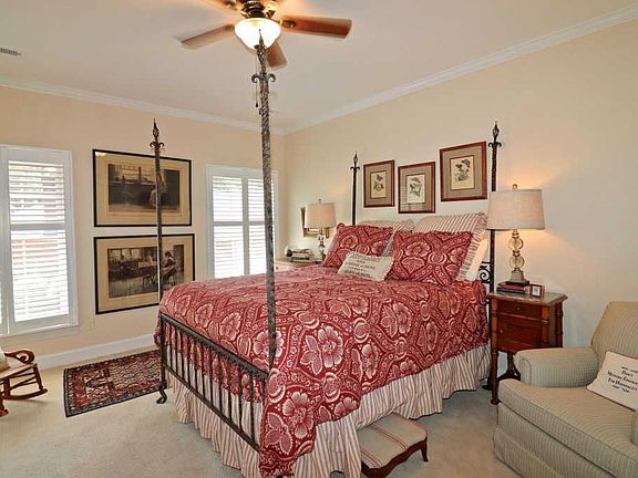 Guest bedroom, new carpet