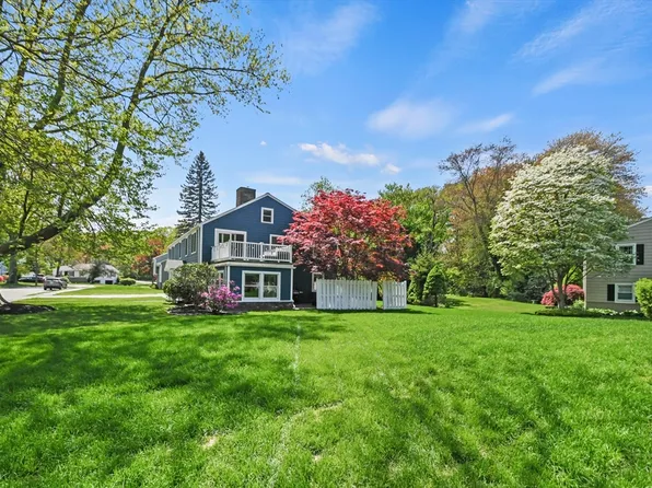 8 Longbow Cir, Lynnfield, MA 01940