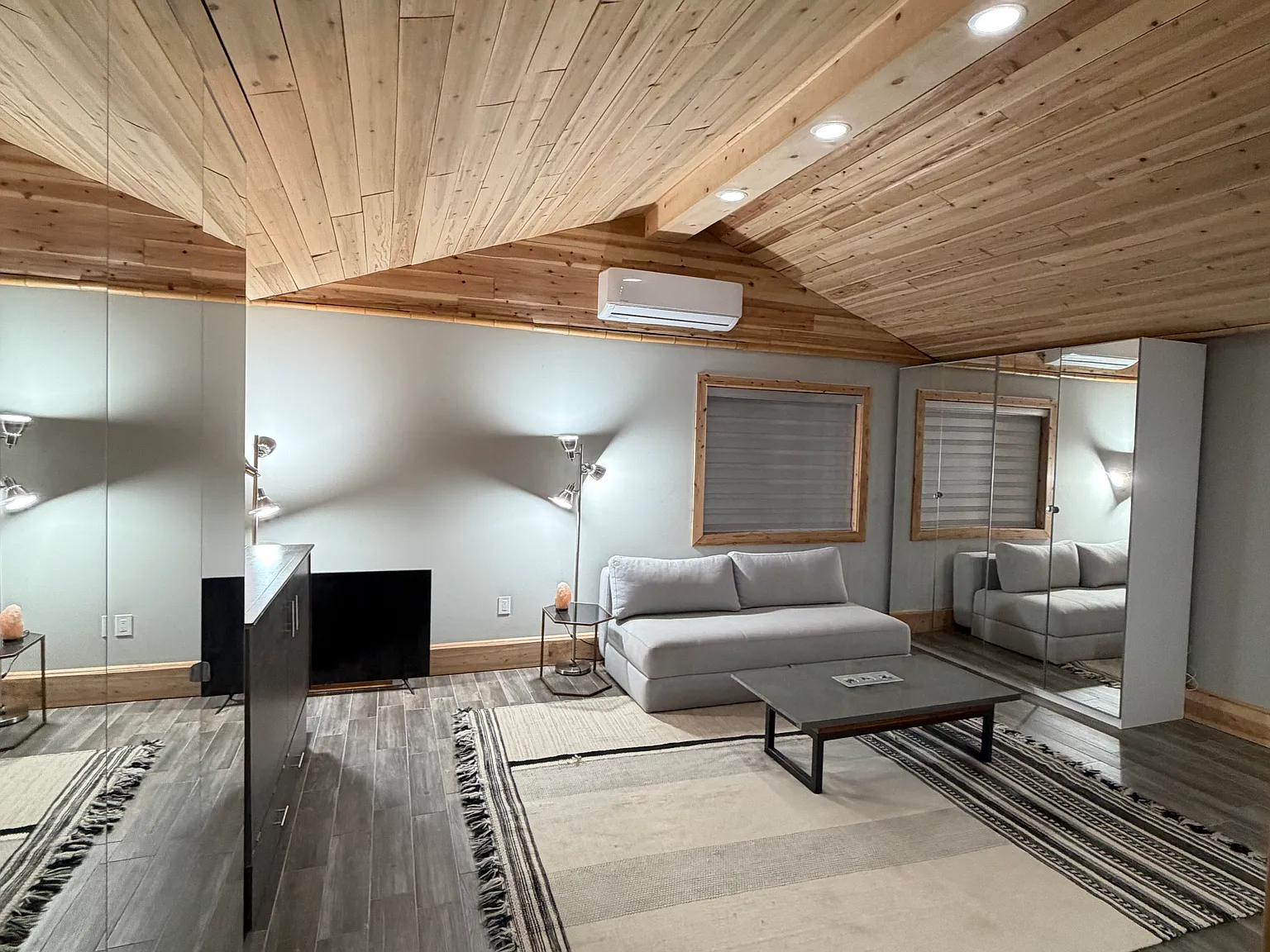 7711 Owensmouth Ave — Photo 2