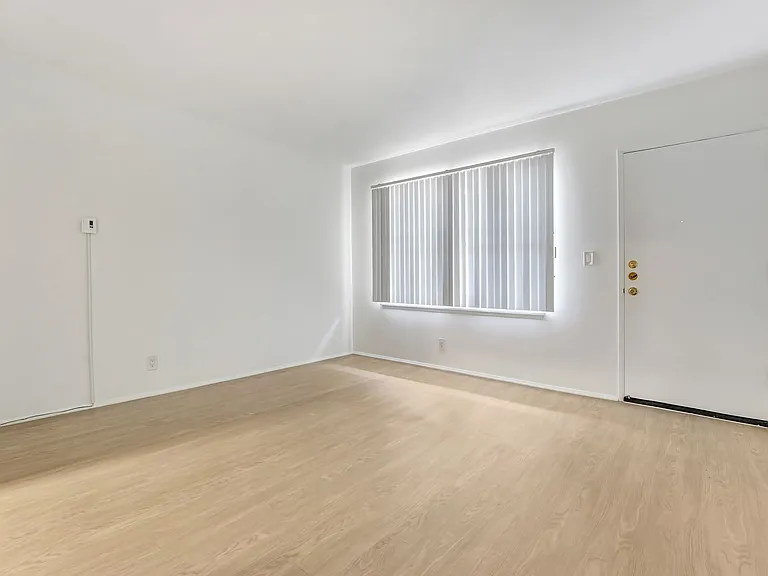 10906 Santa Monica Blvd, prime Westwood! — Photo 6