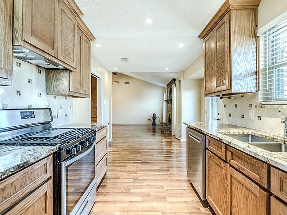 5th image of 6941 Bennington Dr