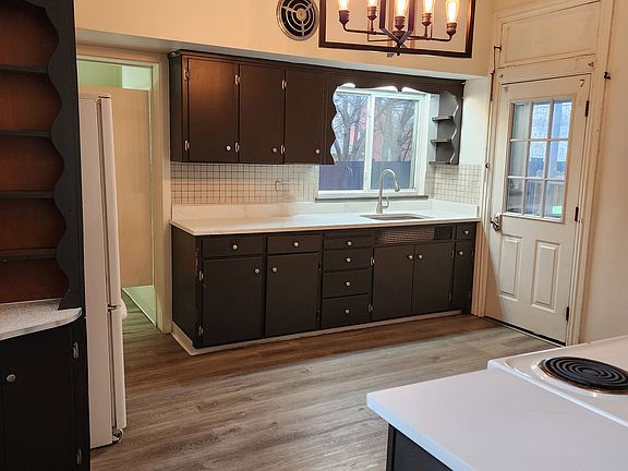 Kitchen with quartz counters