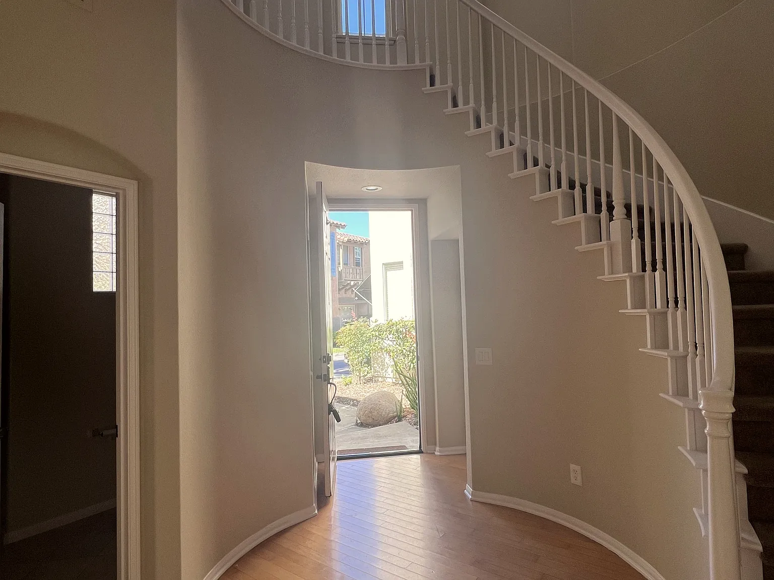 4 bed, 2.5 bath, 2734 sqft, $6,100 — Photo 2