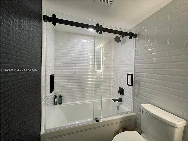 2555 Collins Ave #1409 — Photo 29