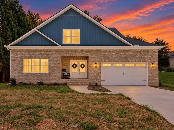 4642 Pebble Lake Dr, Pfafftown, NC 27040