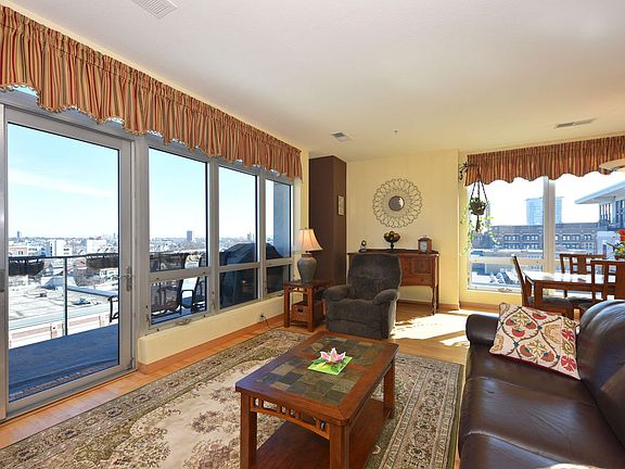 4th image of 601 E Ogden Ave Unit 701