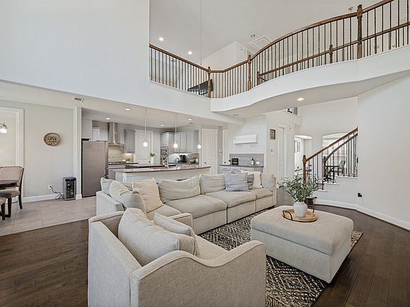 5th image of 608 Yarrow St