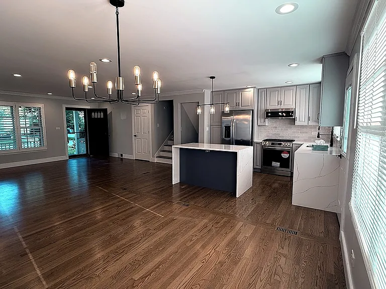 556 Jefferson St — Photo 10