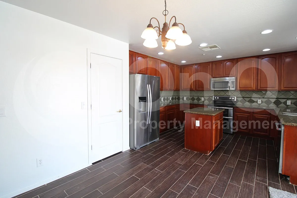 5 bed, 4.0 bath, 2253 sqft, $2,249 — Photo 3