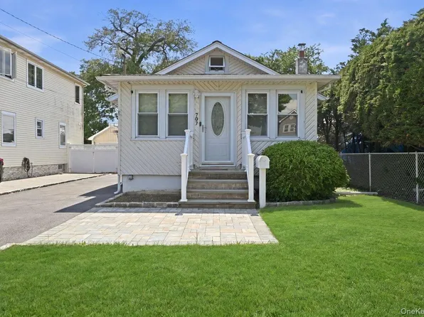707 5th Street S, Lindenhurst, NY 11757