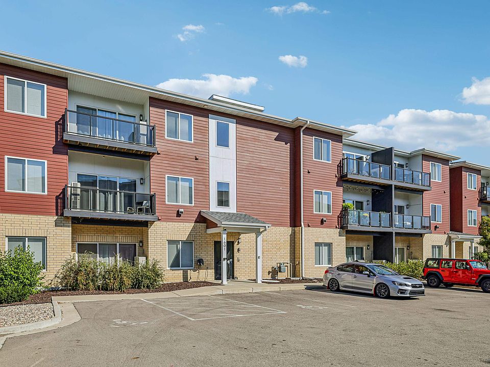 1st image of 1601 N Windsor Ave #209