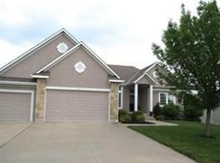 321 S Fox Ridge Dr, Raymore, MO 64083