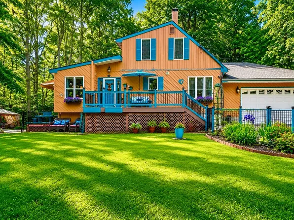 11 Rippling Brook Dr, Highland Lakes, NJ 07422