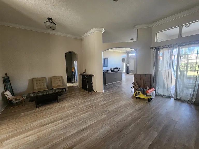 Family Room
(Coffee Table/Two Leather Chairs/Wine Rack Furnished.)