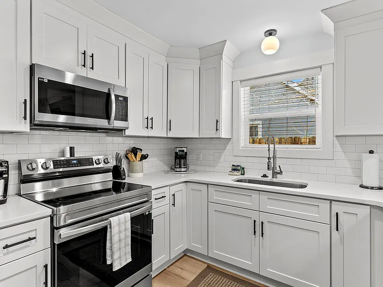 705 Brooks Aly — Photo 2