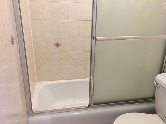 4th image of 629 Humboldt St APT 1
