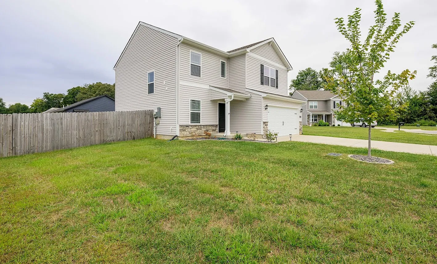3 bed, 2.5 bath, 1900 sqft, $2,100 — Photo 2