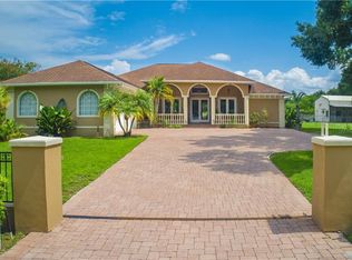 8707 N Meadowview Cir, Tampa, FL 33625