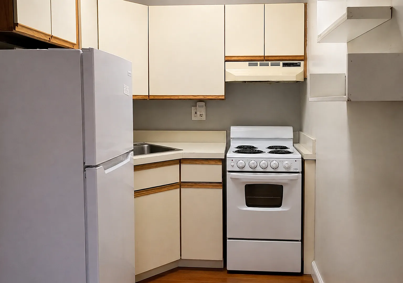 Bright Studio Steps to Quincy Center Huge Walk-In Closet, Heat & Hot Water Included! — Photo 4