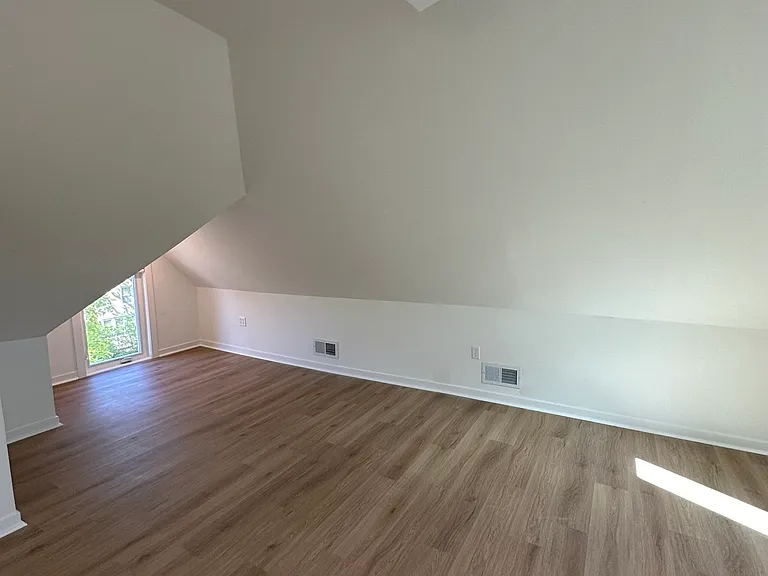 152 Winifred St W #2 — Photo 8