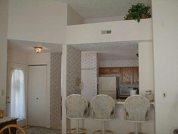kitchen open to greatrm w/bar