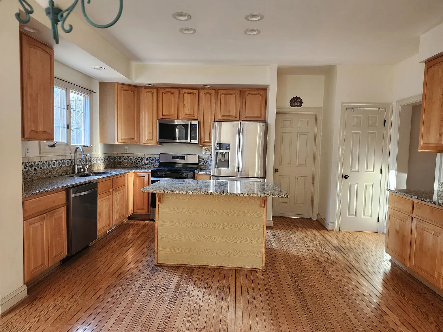 4 bed, 2.5 bath, 2739 sqft, $3,800 — Photo 3