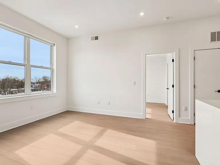 20 West — Photo 171